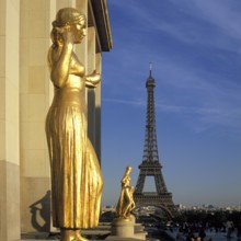 Die vergoldeten Statuen vom Trocadéro, hinten der 330m hohe Eifflturm, gebaut zum 100. Jahrestag