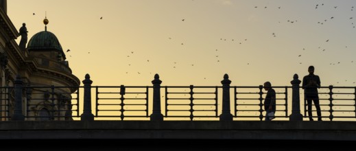 Evening sun, pedestrians on the Karl-Liebknecht-Bridge, Berlin, Germany, Europe