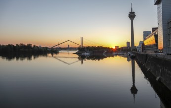 Sonnenaufgang im Medienhafen, Düsseldorf, NRW, Deutschland