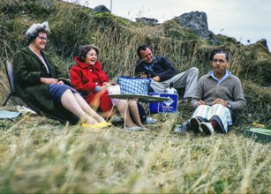 Familienpicknick mit Mutter, Vater und Tochter, in warmer Kleidung im britischen Sommer, England,