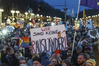 Tens of thousands of people demonstrated against right-wing populism and in favour of democracy at