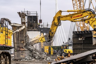 Demolition of the old Rhine bridge Neuenkamp, the A40, behind the first of 2 new bridges, which is