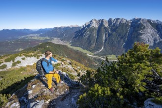 Mountaineers on a hiking trail, autumnal mountain landscape, ascent to the Große Arnspitze, view of