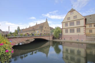 Pont du Corbeau over the River Ill, Musée historique, Historical Museum and Ancienne douane, Old