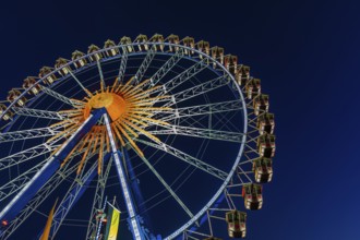 Illuminated Ferris wheel at standstill, night shot, Oktoberfest, Festwiese, Theresienwiese, Munich,