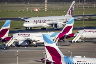 Qatar Boeing 787, Dreamliner aircraft after landing at Düsseldorf Airport, main runway 05R/23L,