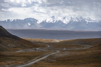 Gravel road through plateau, Ak Shyrak Mountains, near Kumtor, Kara-Say, Tian Shan, Kyrgyzstan,