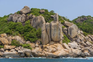 Granite rocks on the coast of Koh Tao, island, holiday island, tropical, tropics, holiday paradise,