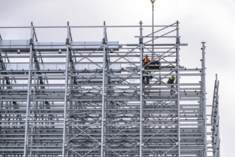 Construction of a high-bay warehouse, storage system for high space utilisation, in steel