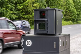 Semi-stationary speed camera on the B227, Hattinger Straße, used by the city of Gelsenkirchen,