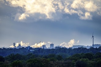 View of Duisburg-Bruckhausen, Marxloh, steelworks, blast furnaces, coking plant, skyline of