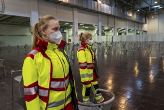 Helpers at the test run in the vaccination centre for the corona vaccinations, in a hall at Messe