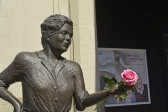 Europe, Germany, Northern Germany, Ohnsorgtheater, popular actress, life-size bronze statue of