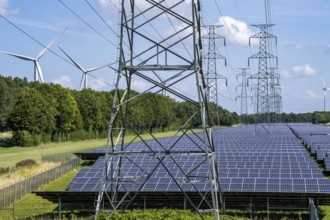 High-voltage power line route, the space underneath is used for a solar park over 5 km long, behind