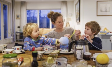 Mother with two children at the table, Oostkapelle, 25.01.2024