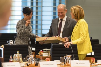 Olaf Scholz (Federal Chancellor, SPD) with gift and Malu Dreyer (Minister President of