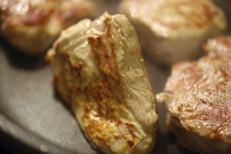 Fry the fillet of beef in a pan