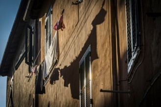 House facade with washing line in the afternoon sun, old town, atmospheric, backlight, sun, evening