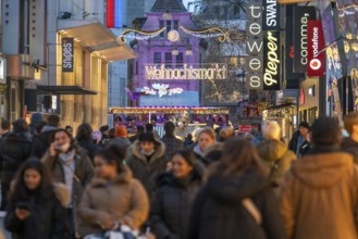 Pre-Christmas time in Dortmund, pedestrian zone, shopping street Westenhellweg, many people go