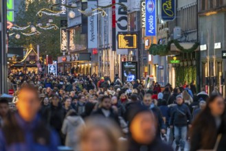 Pre-Christmas time in Dortmund, pedestrian zone, shopping street Westenhellweg, many people go