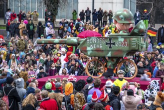 Rose Monday parade in Düsseldorf, street carnival, motif float in carnival, by float builder