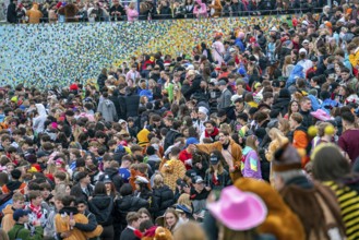 Rose Monday parade in Düsseldorf, after the parade thousands of mostly young people in the old