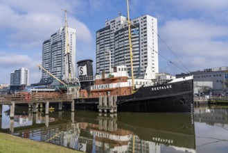 Old harbour, harbour basin, harbour district, Sail City building, Klimahaus Bremerhaven, museum