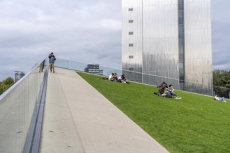 Gustaf-Gründgens-Platz, with the Dreischeibenhaus, sloping lawn level at Kö-Bogen-2 Haus, North