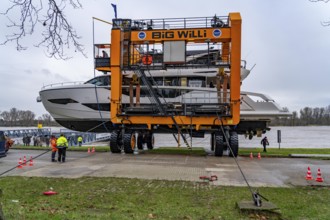 Craning the €6.3 million Sunseeker 88Y motor yacht, weighing 82 tonnes, in preparation for the