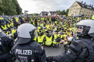 Demonstration against the AFD party conference in Essen, blockade of Alfredstraße, bridge over the