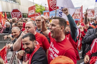 Demonstration by many thousands of steelworkers in front of the ThyssenKrupp headquarters in Essen