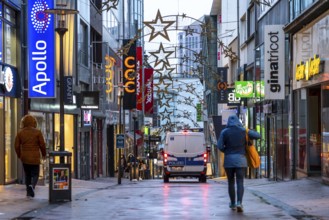 Christmas lockdown in the Corona crisis, empty shopping street, closed shops, hardly any