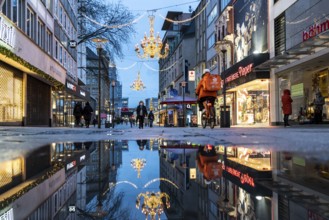 Christmas lockdown in the Corona crisis, empty shopping street, closed shops, hardly any