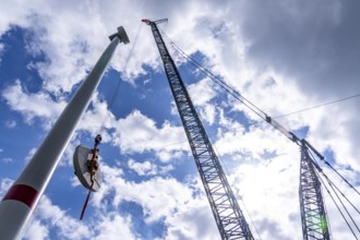 Erection of a wind turbine, wind energy plant, assembly of the ring generator, with a crawler