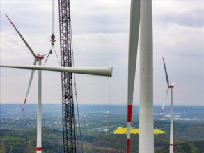 Erection of a wind turbine, wind energy plant, assembly of the third blade, with a crawler lattice