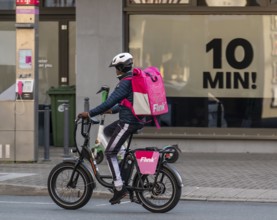 Bicycle courier of the fast delivery service Flink, delivers groceries, currently in over 40 German