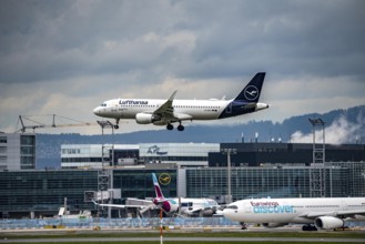 Lufthansa aircraft approaching Frankfurt am Main airport, on the centre runway, 25C/07C, terminal