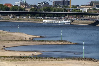 Rhine at Düsseldorf, extremely low water, Rhine level at 81 cm, tendency falling, after a long