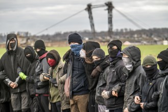 Start of the eviction of the hamlet Lützerath at the lignite mine Garzweiler 2, activists try to