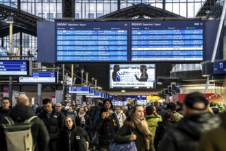 Display boards at Hamburg central station, evening rush hour, in front of another GDL, train driver