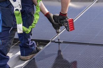 Installation of solar modules on the roof of a commercial enterprise, over 400 photovoltaic modules