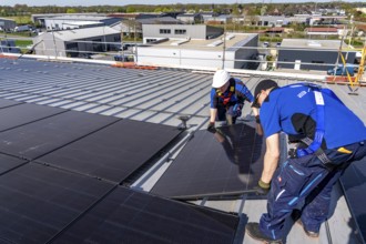 Installation of solar modules on the roof of a commercial enterprise, over 400 photovoltaic modules