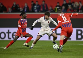 One-on-one, action Marc Guiu Chelsea FC The Blues (38) v Patrick Mainka 1. FC Heidenheim 1846 FCH