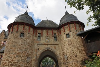 Satzvey Castle, medieval moated castle, double-towered gatehouse, Mechernich, Satzvey, Euskirchen