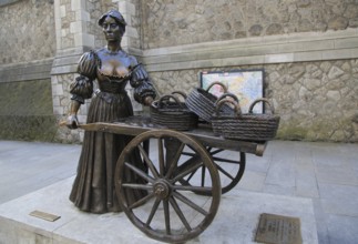 Molly Malone statue by Jeanne Rynhart 1988, Suffolk Street, Dublin, Ireland, Republic of Ireland,