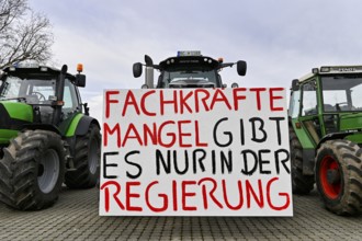 Farmers' protest, protest posters on tractors, tractors, FACHKRÄFTEMANGEL GIBT ES NUR IN DER