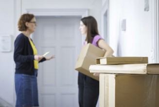 Two woman fight over parcel deliveries in Berlin, 08/08/2024