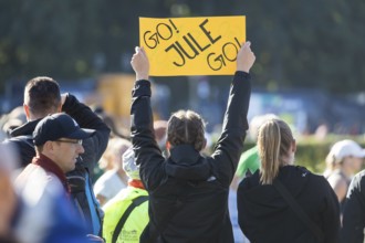 A lady at the edge of the course holds a sign Go! Jule Go! at the 50th BMW Berlin Marathon 2024 on