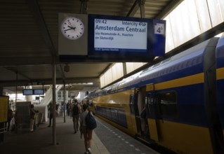 Platform electronic display for Intercity train departure to Amsterdam Centraal, Leiden Central