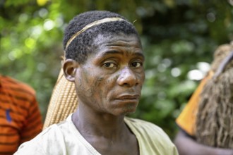 Pygmy woman of the Baka or BaAka people with a basket, Dzanga-Sangha Special Dense Forest Reserve,